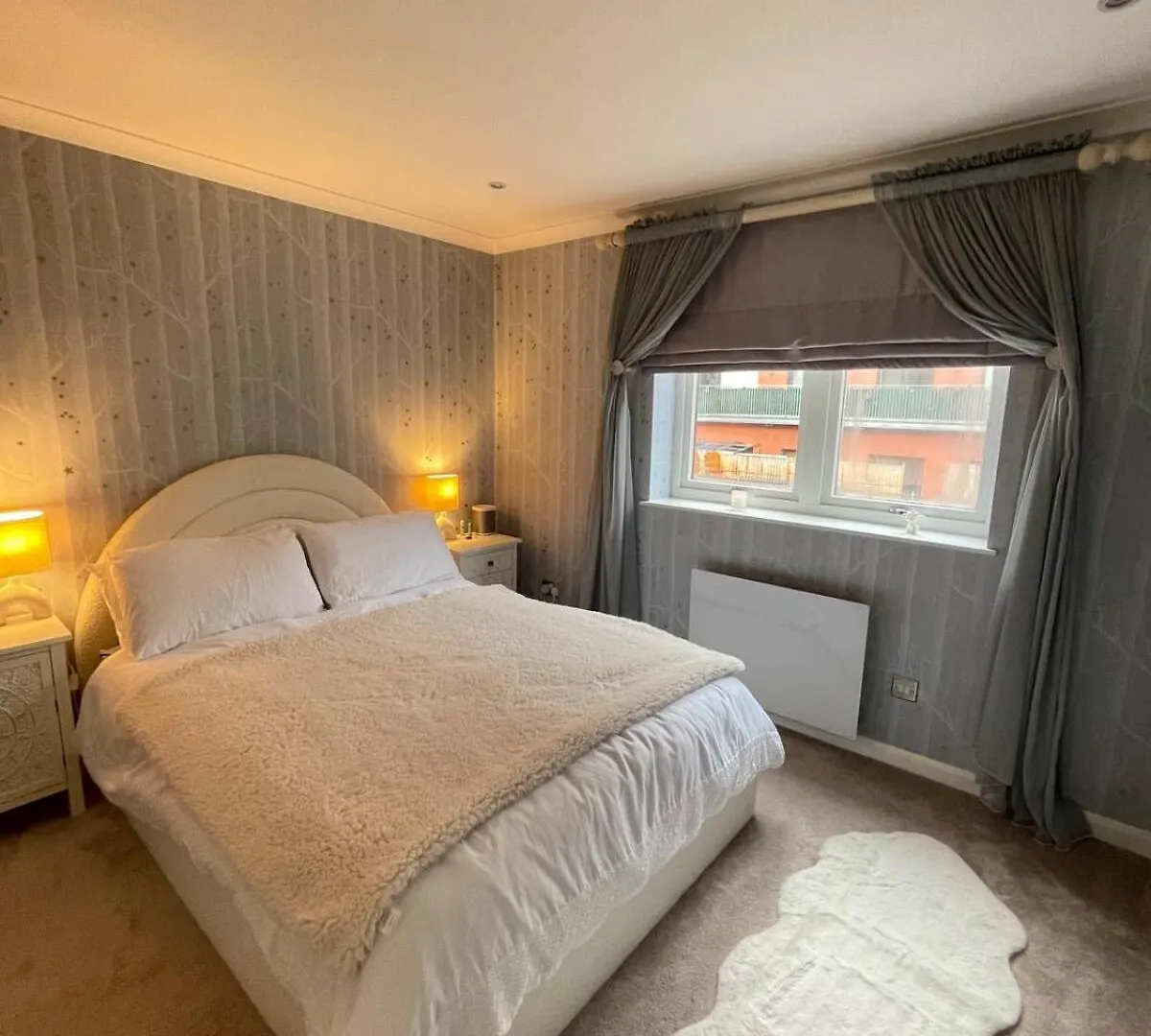 Chic 1Bd Flat - 10 Minutes To Victoria Park! contacts